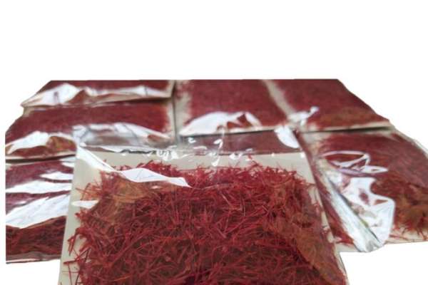 زعفران نگین تمام قرمز صد در صد قرمز و پر قدرت در رنگ‌ دهی